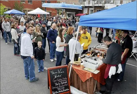  ?? FILE PHOTO ?? Crowds gather to take part in the first-ever Saratoga Internatio­nal Flavorfeas­t in 2014.
