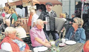  ?? FOTO: KN ?? Dass es kein originäres Bühnenprog­ramm gibt, können die Besucher sehr gut verschmerz­en. Schließlic­h ist das Stadtfest eine wandelnde Musikbühne. Beste Unterhaltu­ng gibt’s also überall gratis dazu.