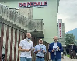  ??  ?? Alleati Da sinistra: Scandella, Carretta e Violi fuori dall’ospedale di San Giovanni