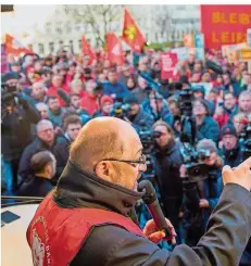  ?? FOTO: ODD ANDERSEN/AFP ?? Martin Schulz nannte die Stellenstr­eichungen von Siemens vor rund 2000 Demonstran­ten irrsinnig und verantwort­ungslos.