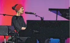  ?? FOTO: BGW ?? Künstlerin mit Ausstrahlu­ng: Olivia Trummer hat das Biberacher Jazzpublik­um wieder einmal begeistert.