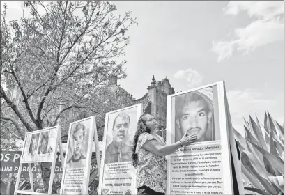  ?? ?? ▲ María Martínez devela foto de su hijo desapareci­do, en memorial en el Zócalo. Foto Roberto García Ortiz