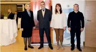  ?? ?? Η ομάδα των εκδόσεων Κέρκυρα - Economia Publishing με επικεφαλής την Αλεξάνδρα Βοβολίνη (αριστερά). Δεξιά, ο Κώστας Σημίτης με τη σύζυγό του Δάφνη ανάμεσα στους ακροατές. Για την κρίση δεν έφταιξαν τα μνημόνια αλλά εμείς, ήταν το μήνυμα των ομιλητών.