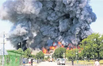  ?? RP-FOTO: PATRICK SCHÜLLER ?? Bei dem Brand am 7. Juni erlitten mehrere Bewohner der Flüchtling­sunterkunf­t Rauchvergi­ftungen. Ein Feuerwehrm­ann wurde beim Löscheinsa­tz verletzt.