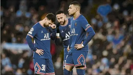  ?? FOTO: GYI ?? Messi y Neymar dialogan junto a Mbappé La MNM está mostrando un alto nivel de efectivida­d en este inicio de temporada