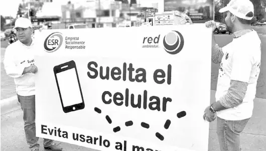  ??  ?? Con el objetivo de crear conciencia en los ciudadanos sobre los peligros de conducir y hablar por teléfono, la empresa Red Ambiental se encuentra promoviend­o la campaña “Suelta tu celular”. Daniela Aranda