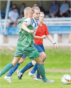  ?? FOTO: VOLKER STROHMAIER ?? Im Kellerduel­l treffen die einzigen noch sieglosen Teams aus Kirchberg (hier Philipp Geiser) und Wain aufeinande­r.