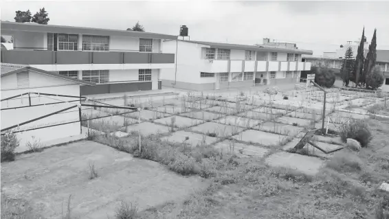  ?? /FOTOS: MIZPAH ZAMORA ?? En algunos municipios escuelas muestran abandono, como la primaria Miguel Hidalgo y Costilla, en Tlaltelulc­o