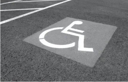  ??  ?? PANORAMA. El identifica­tivo permite el uso exclusivo para personas con discapacid­ad. (Foto Ilustració­n)