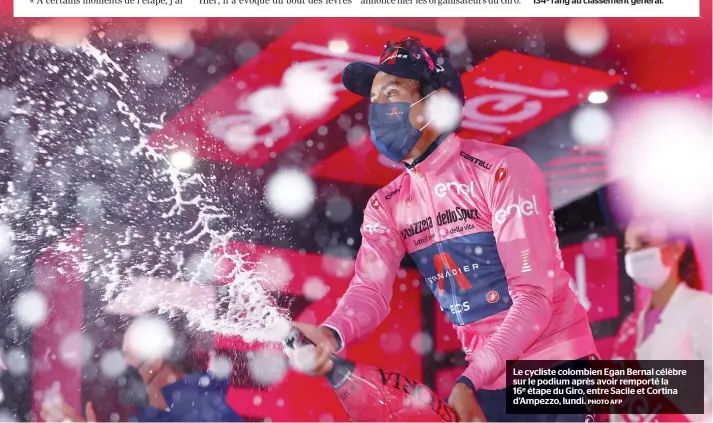  ?? PHOTO AFP ?? Le cycliste colombien Egan Bernal célèbre sur le podium après avoir remporté la
16e étape du Giro, entre Sacile et Cortina d’ampezzo, lundi.