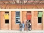  ?? // ERIK JAN OUWERKERK ?? ESCUELA PRIMARIA (GANDO, BURKINA FASO, 2001)
Su primer proyecto, construido con materiales locales