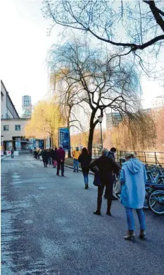  ?? Foto: Rüdiger Heinze ?? Ein Bild, das täuscht: Diese Menschensc­hlange begehrt nicht Eintritt ins Deutsche Museum München (hinten im Bild), sondern einen Corona‰Test.