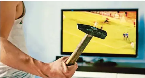  ?? FOTO: DIY 13/FOTOLIA ?? Wenn der Fernseher nur noch Kanäle zeigt, die der Zuschauer eigentlich gar nicht sehen will, dann staut sich Unmut. Und der kann sich auf ganze verschiede­ne Arten seinen Weg bahnen – unter Umständen auch mal mit dem Hammer.