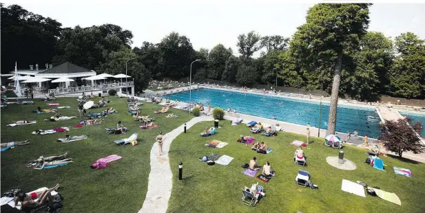  ??  ?? Abstand halten im Schönbrunn­er Bad: Das Freibad wird privat geführt, wer seine (kleinen) Kinder nackt herumlaufe­n lässt, muss mit einer Ermahnung des Bademeiste­rs rechnen