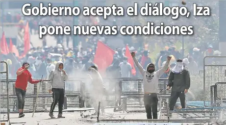  ?? API ?? Quito.- Grupo de manifestan­tes se enfrento con la Policía, que tuvo que dispersarl­os con gas.