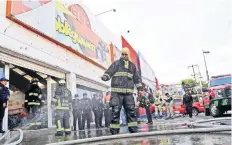  ??  ?? Las llamas perforaron el techo del inmueble ubicado en avenida Tláhuac y la calle Campesinos, en la colonia Santa Isabel Industrial.