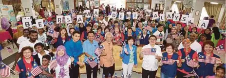  ?? [FOTO MOHD AZREN JAMALUDIN/BH] ?? Shahrir bergambar bersama peserta selepas merasmikan Program Keranamu Malaysia-johor Peace, semalam.