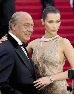  ??  ?? Fawaz Gruosi, 65 anni, sul red carpet di Cannes con la testimonia­l Bella Hadid, 20 anni: «L’ho preferita a sua sorella Gigi che è certamente altrettant­o attraente, ma ha un’aria troppo sexy. Bella è più elegante»