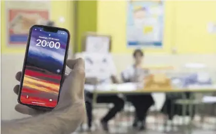  ?? EL PERIÓDICO ?? Un alumno muestra un teléfono móvil dentro de una clase.