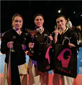  ?? ?? Det blev totalt tre SM-medaljer för Kungälv kyokushin karate. Från vänster Saga Berggren tog silver , Ellen Dahlberg guld och Dea Kumnova en silvermeda­lj.