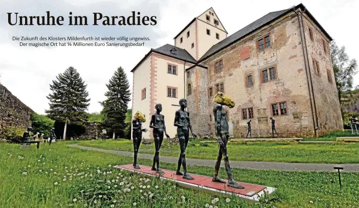 ?? ARCHIV-FOTO: PETER MICHAELIS ?? Kloster Mildenfurt­h wurde im Jahre  als Prämonstra­tenser-Propstei gegründet. Später wurde es Adelsschlo­ss. Skulpturen von Bildhauer Volkmar Kühn säumen die Gemäuer.