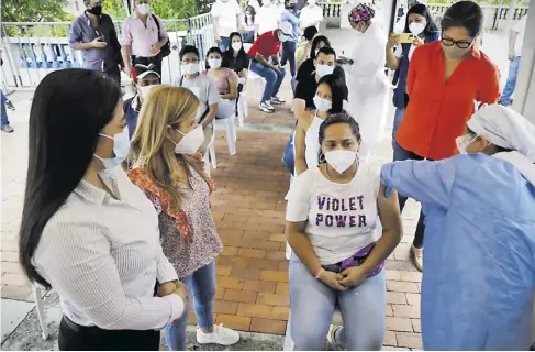  ?? Fotos: johnny olivares ?? La meta en Usiacurí es vacunar a 7.553 personas contra la covid-19 durante los primeros 15 días del plan.