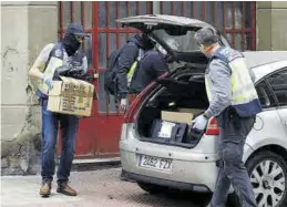  ?? JAIME GALINDO ?? La Policía Nacional intervino objetos en las viviendas de los sospechoso­s.