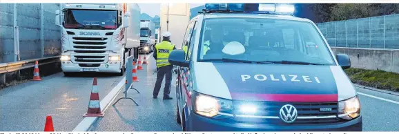  ??  ?? Tirol will 2018 bis zu 30 Lkw-Blockabfer­tigungen an der Grenze zu Bayern durchführe­n. Dort verursacht die Maßnahme immer wieder kilometerl­ange Staus