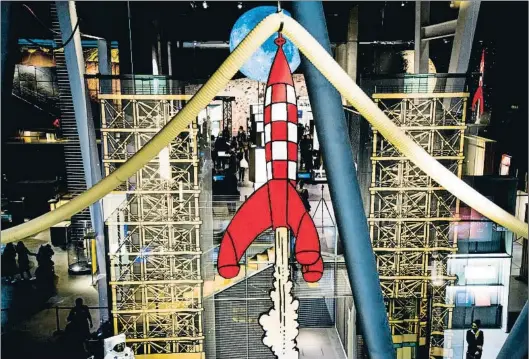  ?? XAVIER CERVERA ?? El icónico cohete que dibujó Hergé da la bienvenida a la exposición de Tintín en el CosmoCaixa