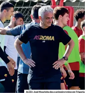  ??  ?? AÇÃO. José Mourinho deu o primeiro treino em Trigoria