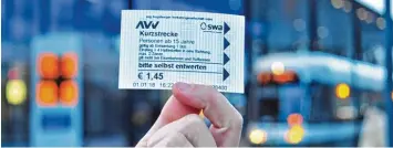  ?? Foto: Bernd Hohlen ?? Früher gab es in Augsburg Tickets für eine oder zwei Zonen. Nun ist in der Regel immer der Preis für zwei Zonen fällig. Nur für kurze Fahrten gibt es das Kurzstreck­enticket.