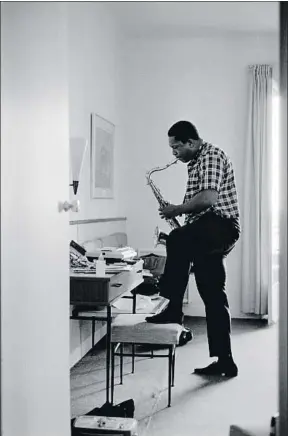  ?? JEAN-PIERRE LELOIR / DISTRIJAZZ ?? John Coltrane. Ensayando y grabando domésticam­ente en Juan-les-Pins en julio de 1965