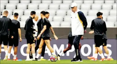  ?? SZILAGYI ?? Carlo Ancelotti en un momento del entrenamie­nto del Real Madrid en Múnich.
