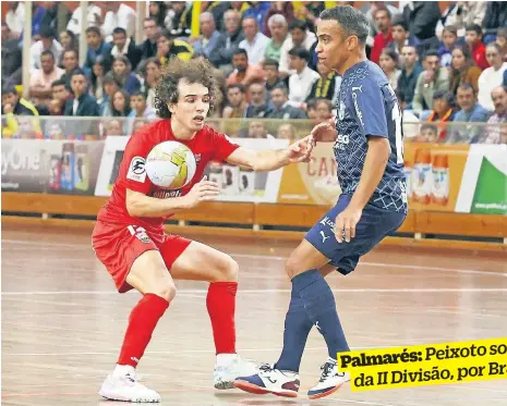  ?? ?? Pedro Peixoto em duelo com o arsenalist­a Robinho, na quinta jornada da Liga Placard