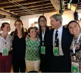  ?? (foto pubblicata da Rotta su Twitter) ?? Con il premier Da sinistra, Benedetta Rizzo, Marianna Madia, Alessia Rotta, Simona Malpezzi, Paolo Gentiloni e Alessia Morani