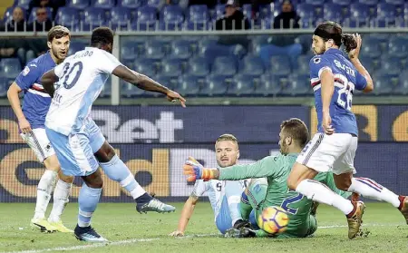  ??  ?? Zampata Caicedo di sinistro, a pochi minuti dalla fine, realizza il gol della vittoria laziale ieri sera contro la Sampdoria