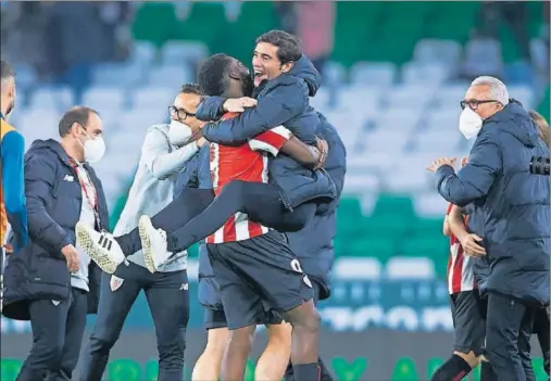  ?? ?? Marcelino se abraza a Iñaki Williams tras una victoria del Athletic en la última temporada.