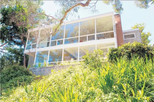  ?? JANNA IRELAND PHOTOS ?? A home designed by the midcentury-modern architect Gregory Ain, restored after it was burned to the studs in a fire, in the Silver Lake neighborho­od of Los Angeles.