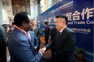  ?? VCG Fotos de ?? 9 de abril de 2019. Un representa­nte chino y uno extranjero se saludan en el Foro de Cooperació­n Comercial y Económica en el Exterior de la Franja y la Ruta, realizado en la ciudad china de Zhengzhou.