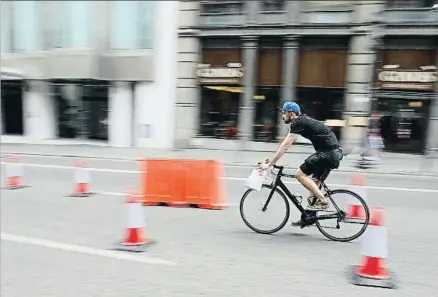  ?? CÉSAR RANGEL/ARCHIVO ?? El espacio que habitualme­nte ocupan los coches será mañana para las bicicletas