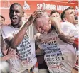  ?? FOTO: DPA ?? Nach der Bierdusche: Anthony Modeste (li.) und Peter Stöger.