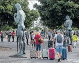  ?? / RAFA AVERO ?? Monumento a los Caídos en Santa Cruz de Tenerife, el jueves.