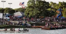  ?? Kin Man Hui/Staff file photo ?? People line Woodlawn Lake for the evening’s fireworks display during 2017 Independen­ce Day celebratio­ns in San Antonio.