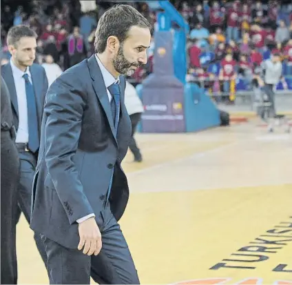  ?? FOTO: ,MANEL MONTILLA ?? Sito Alonso abandonand­o el Palau. El Palau mostró, al final del partido ante Unicaja, su descontent­o con el equipo