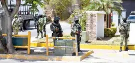  ?? ?? Operativo.
Retenes de militares y GN, ayer, en Culiacán, Sinaloa.