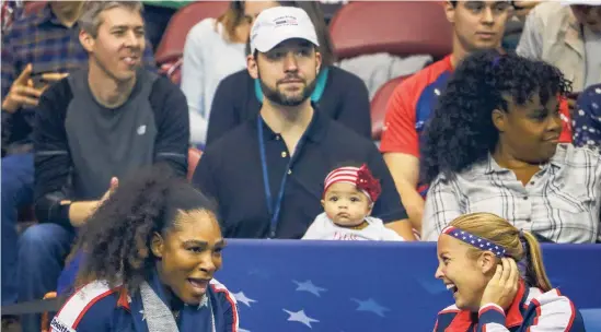  ??  ?? Serena Williams (links) en op de tribune haar man Alexis Ohanian (midden) met dochter Alexis Olympia.