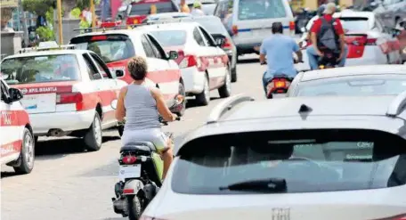  ?? FOTOS: RICARDO MARTÍNEZ ?? Algunos motociclis­tas conducen sin medidas de protección