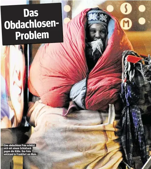  ??  ?? Eine obdachlose Frau schützt sich mit einem Schlafsack gegen die Kälte. Das Foto entstand in Frankfurt am Main.