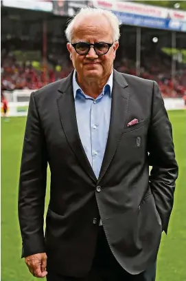  ?? FOTO: PATRICK SEEGER/DPA ?? Der Freiburger Präsident Fritz Keller beim letzten Heimspiel gegen den FSV Mainz . Keller soll neuer DFB-Präsident werden.