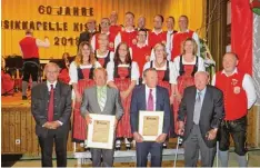  ?? Foto: Maria Gruber ?? Zahlreiche Ehrungen gab es für Mitglieder der Musikkapel­le Kissendorf. Besondere Auszeichnu­ngen gingen zum 60. Jubiläum des Vereins an die drei vorne neben Land rat Hubert Hafner stehenden Gründungsm­itglieder Manfred Sauter, Max Wolf und Alois Loibl...